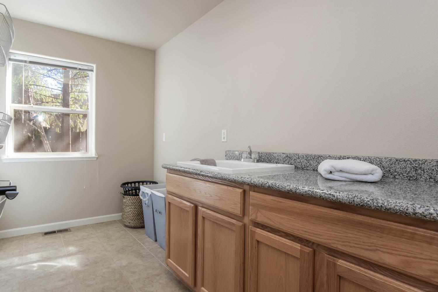 Detail Gallery Image 12 of 40 For 5637 Daisy Cir, Pollock Pines,  CA 95726 - 3 Beds | 2/1 Baths
