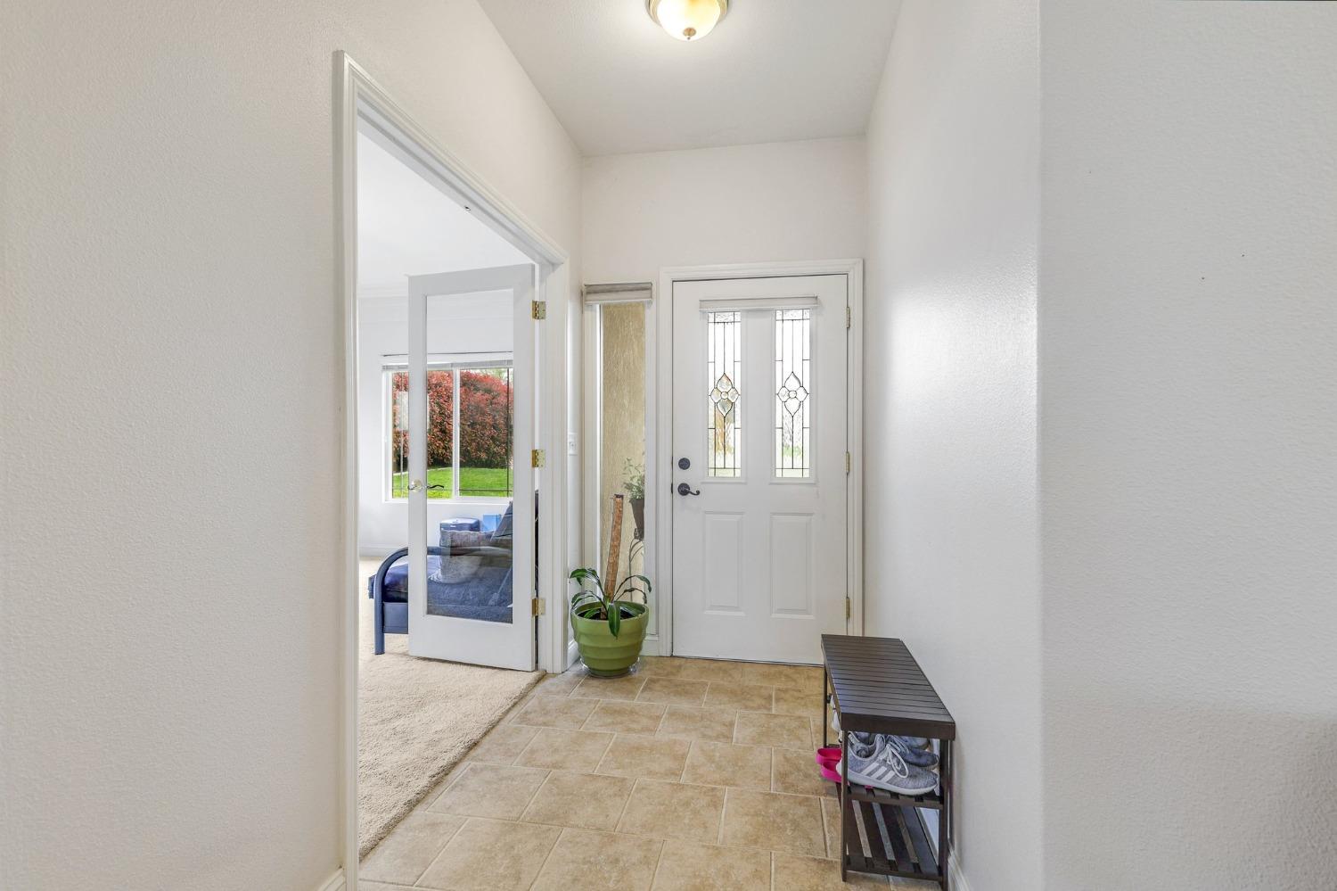 Detail Gallery Image 4 of 28 For 5846 Diamond Ridge Dr, Redding,  CA 96003 - 3 Beds | 2 Baths