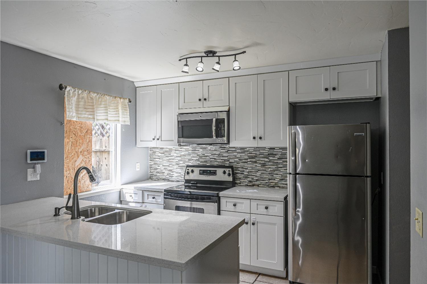 Detail Gallery Image 3 of 11 For 740 W Lincoln Ave #135,  Woodland,  CA 95695 - 3 Beds | 1/1 Baths