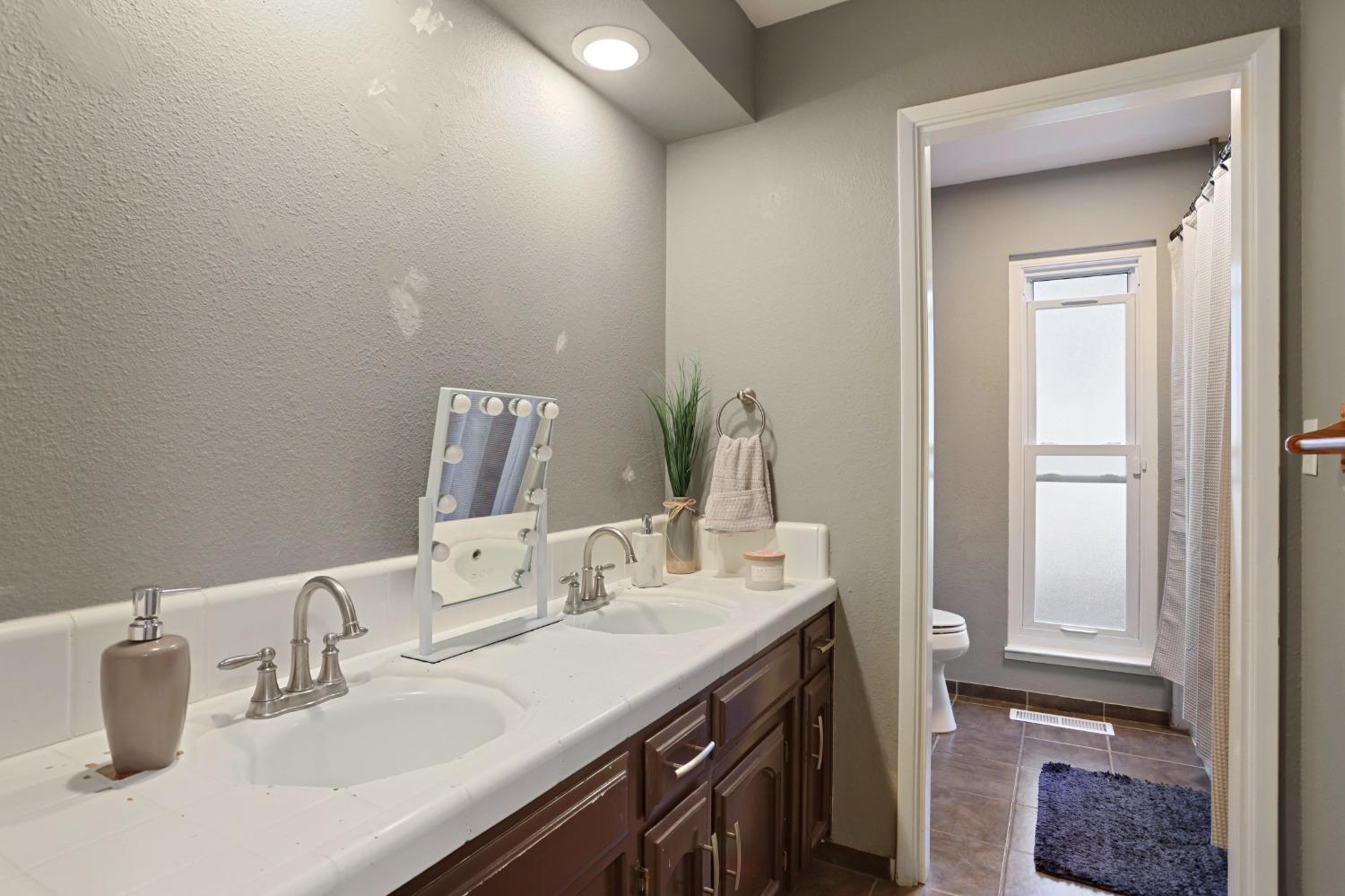 Detail Gallery Image 15 of 21 For 1308 Emigrant Way, Modesto,  CA 95358 - 3 Beds | 2 Baths