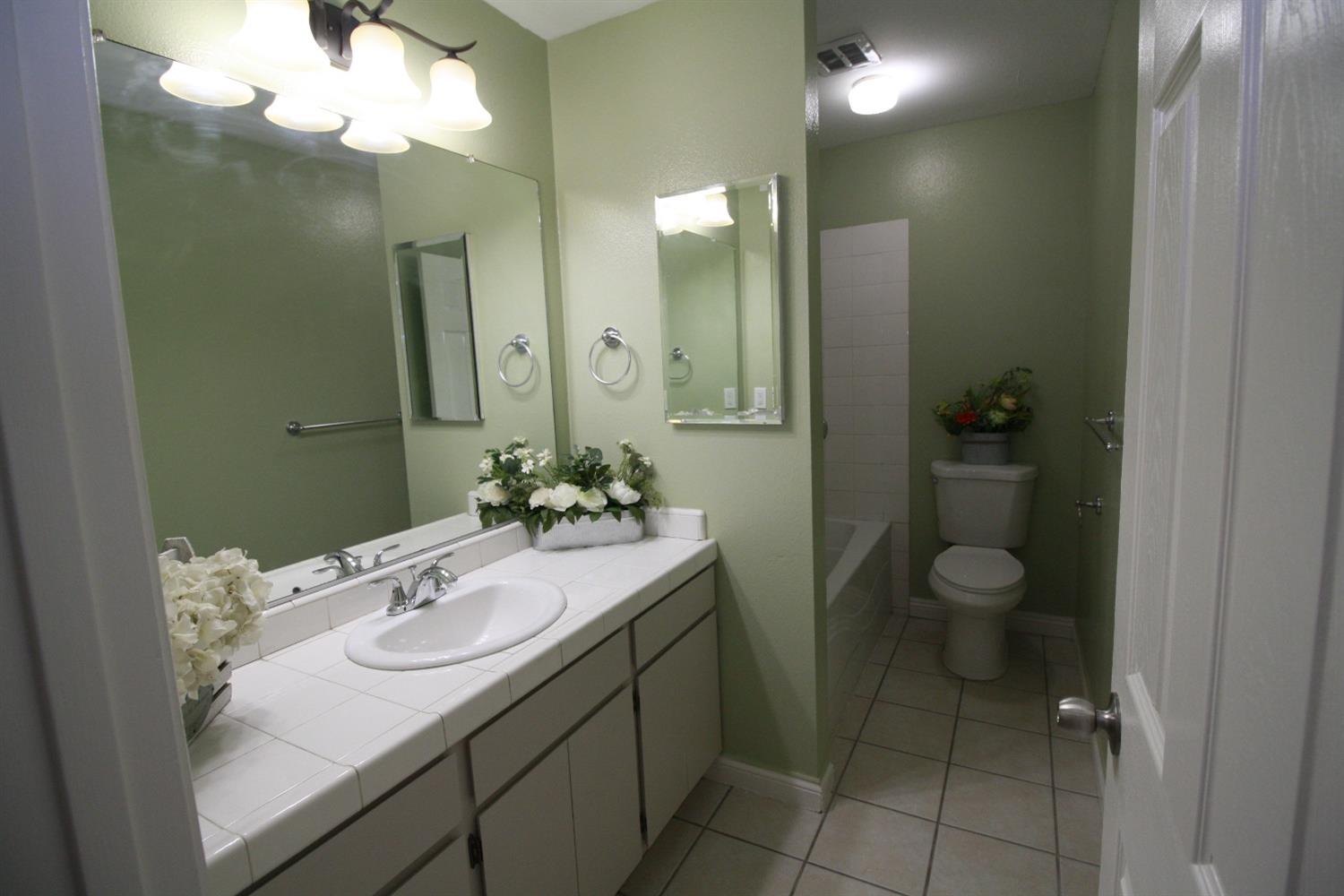 Detail Gallery Image 3 of 40 For 2950 Marconi Ave #103,  Sacramento,  CA 95821 - 2 Beds | 1 Baths