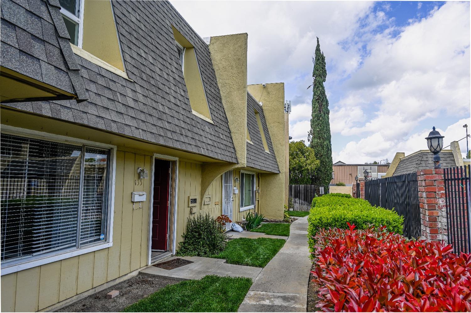 Detail Gallery Image 2 of 11 For 740 W Lincoln Ave #135,  Woodland,  CA 95695 - 3 Beds | 1/1 Baths