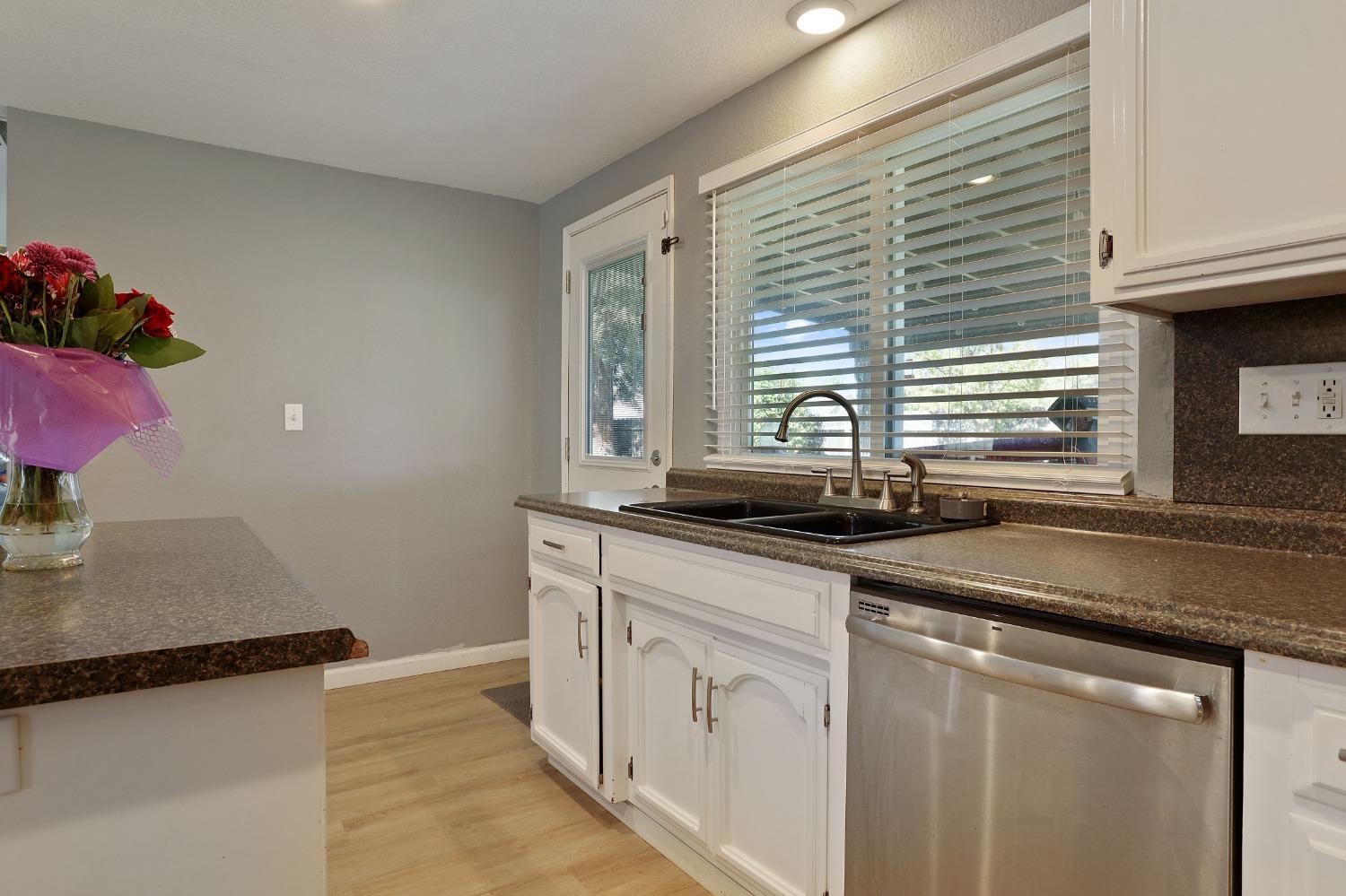 Detail Gallery Image 10 of 21 For 1308 Emigrant Way, Modesto,  CA 95358 - 3 Beds | 2 Baths
