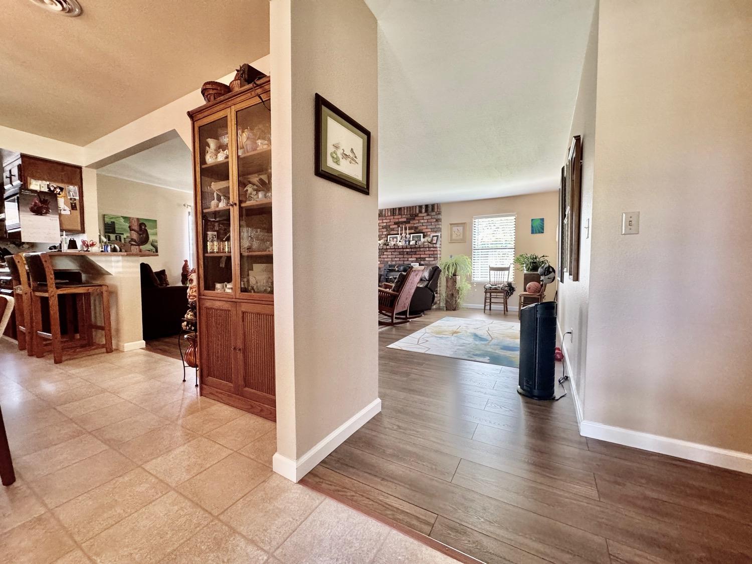 Detail Gallery Image 7 of 31 For 1390 Debbie Ln, Yuba City,  CA 95993 - 3 Beds | 2 Baths