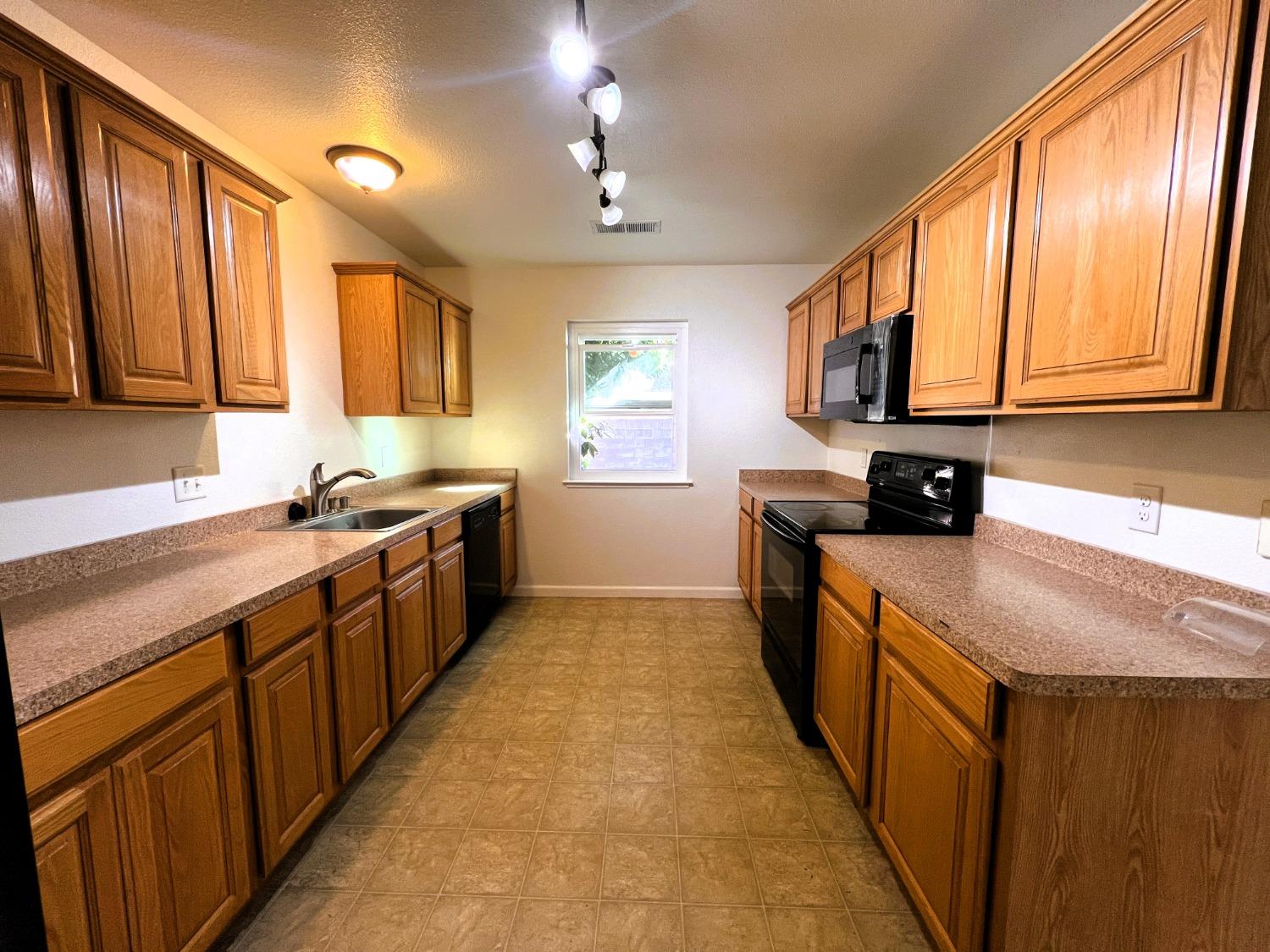 Detail Gallery Image 16 of 45 For 2099 Hartford Dr #31,  Chico,  CA 95928 - 3 Beds | 2 Baths