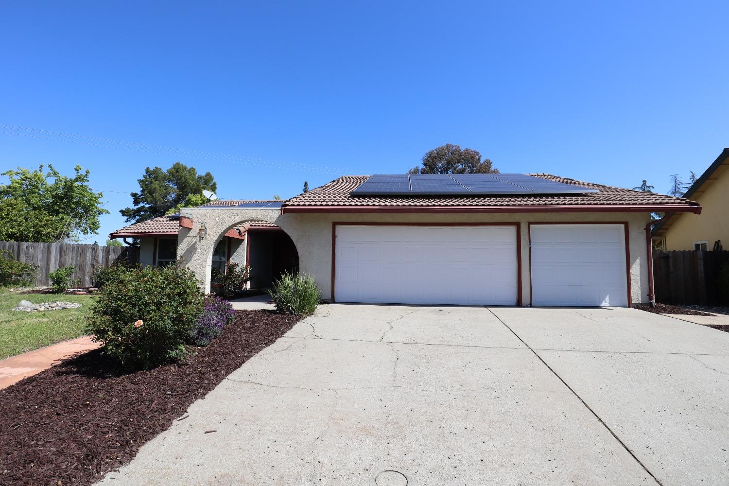 Photo of 1204 Hampshire Ct in Roseville, CA
