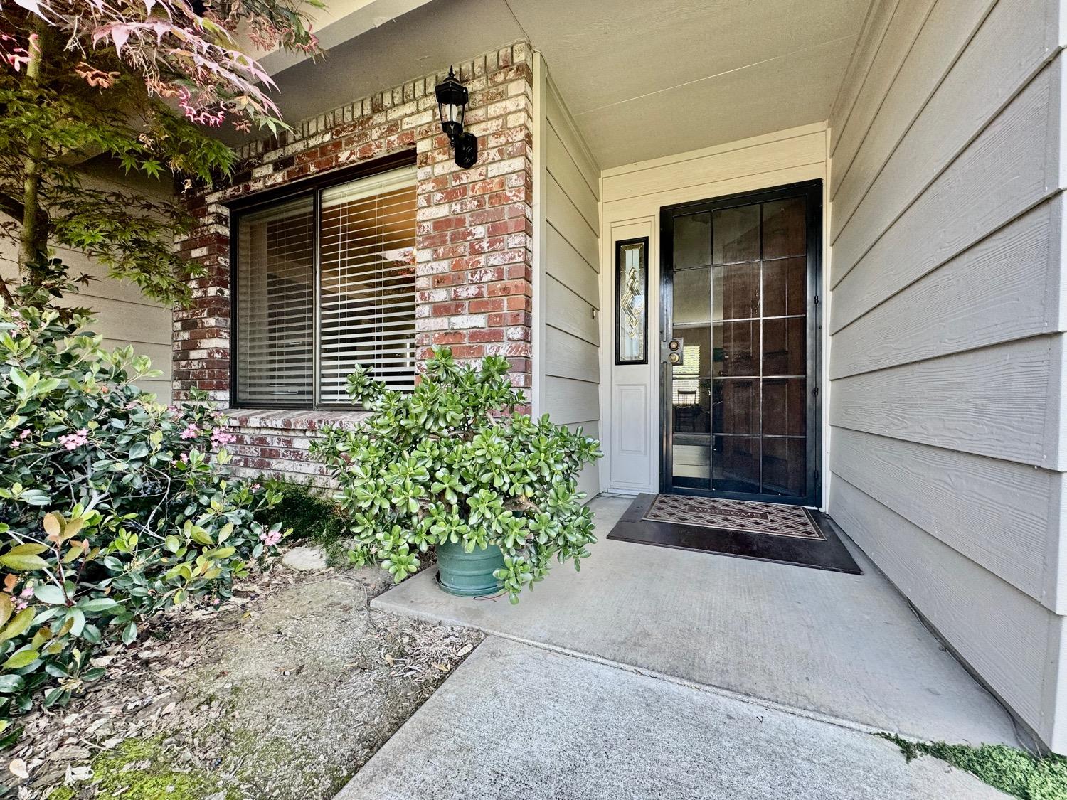 Detail Gallery Image 5 of 31 For 1390 Debbie Ln, Yuba City,  CA 95993 - 3 Beds | 2 Baths