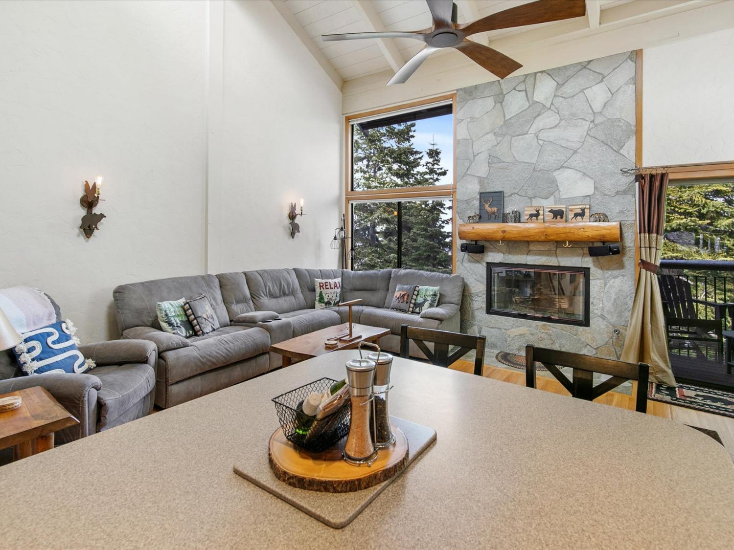 Detail Gallery Image 5 of 48 For 6138 Feather Rdgs, Truckee,  CA 96161 - 2 Beds | 2 Baths