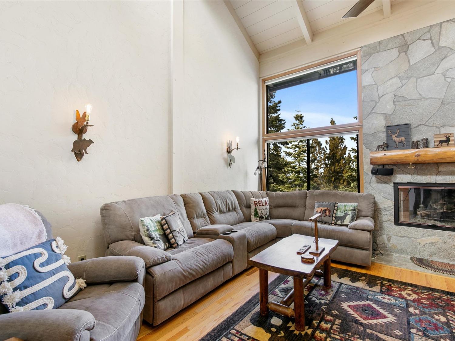 Detail Gallery Image 6 of 48 For 6138 Feather Rdgs, Truckee,  CA 96161 - 2 Beds | 2 Baths