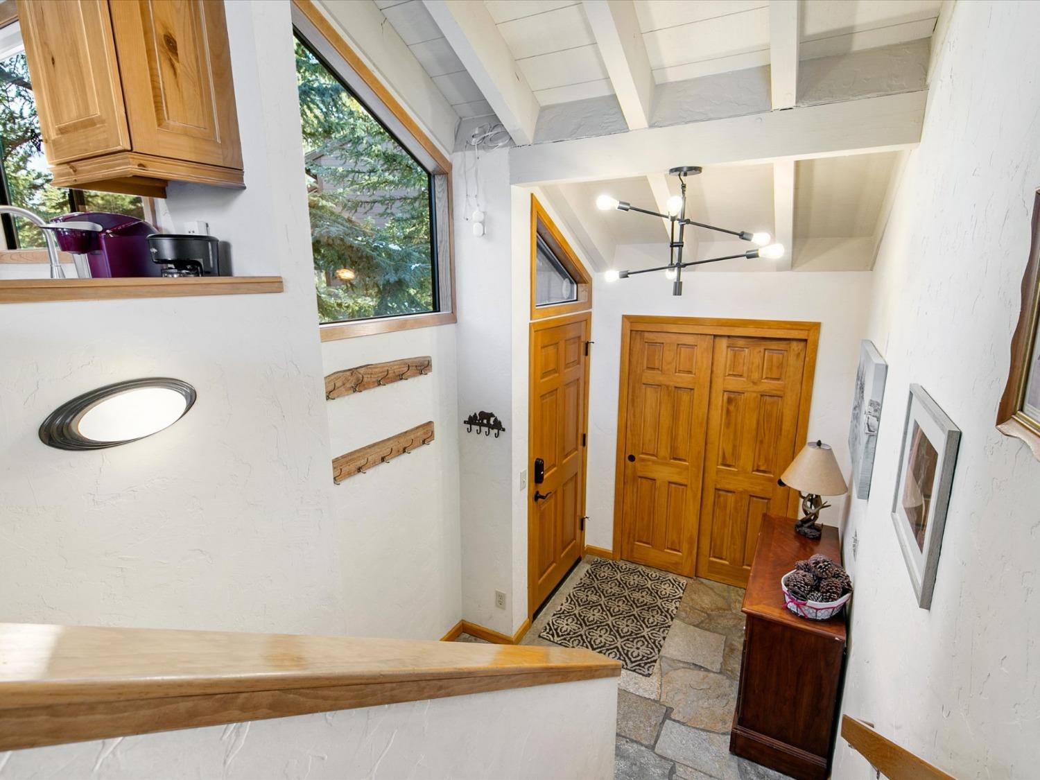Detail Gallery Image 3 of 48 For 6138 Feather Rdgs, Truckee,  CA 96161 - 2 Beds | 2 Baths