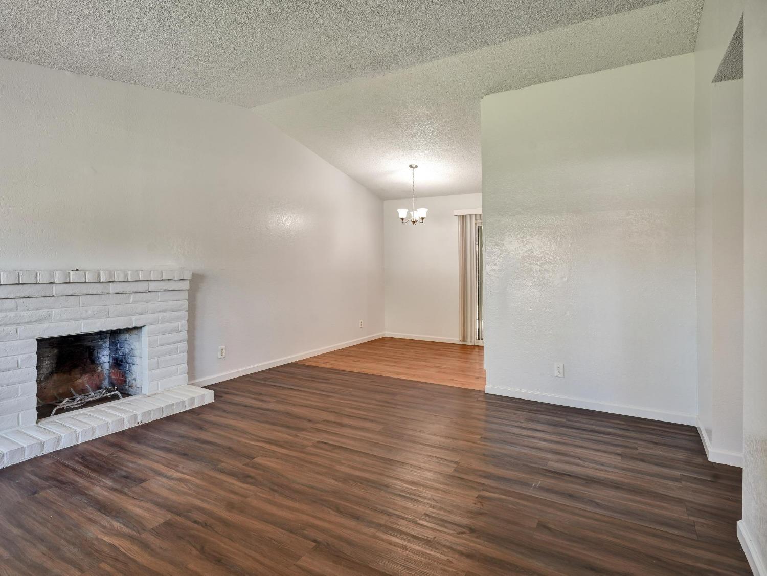 Detail Gallery Image 6 of 22 For 2030 Sandalwood Dr, Stockton,  CA 95210 - 3 Beds | 1/1 Baths