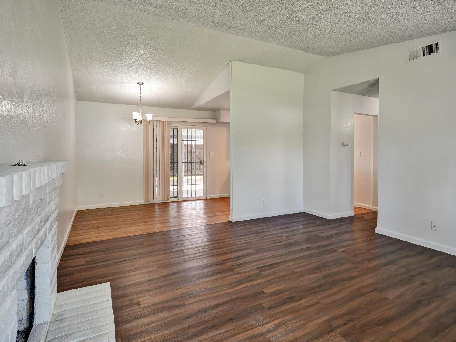 Detail Gallery Image 7 of 22 For 2030 Sandalwood Dr, Stockton,  CA 95210 - 3 Beds | 1/1 Baths