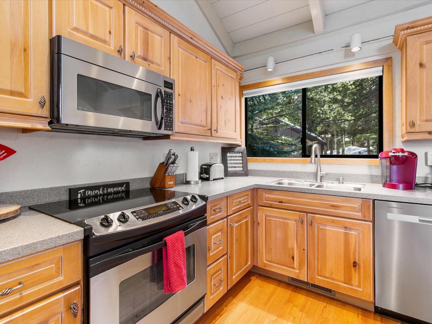 Detail Gallery Image 9 of 48 For 6138 Feather Rdgs, Truckee,  CA 96161 - 2 Beds | 2 Baths