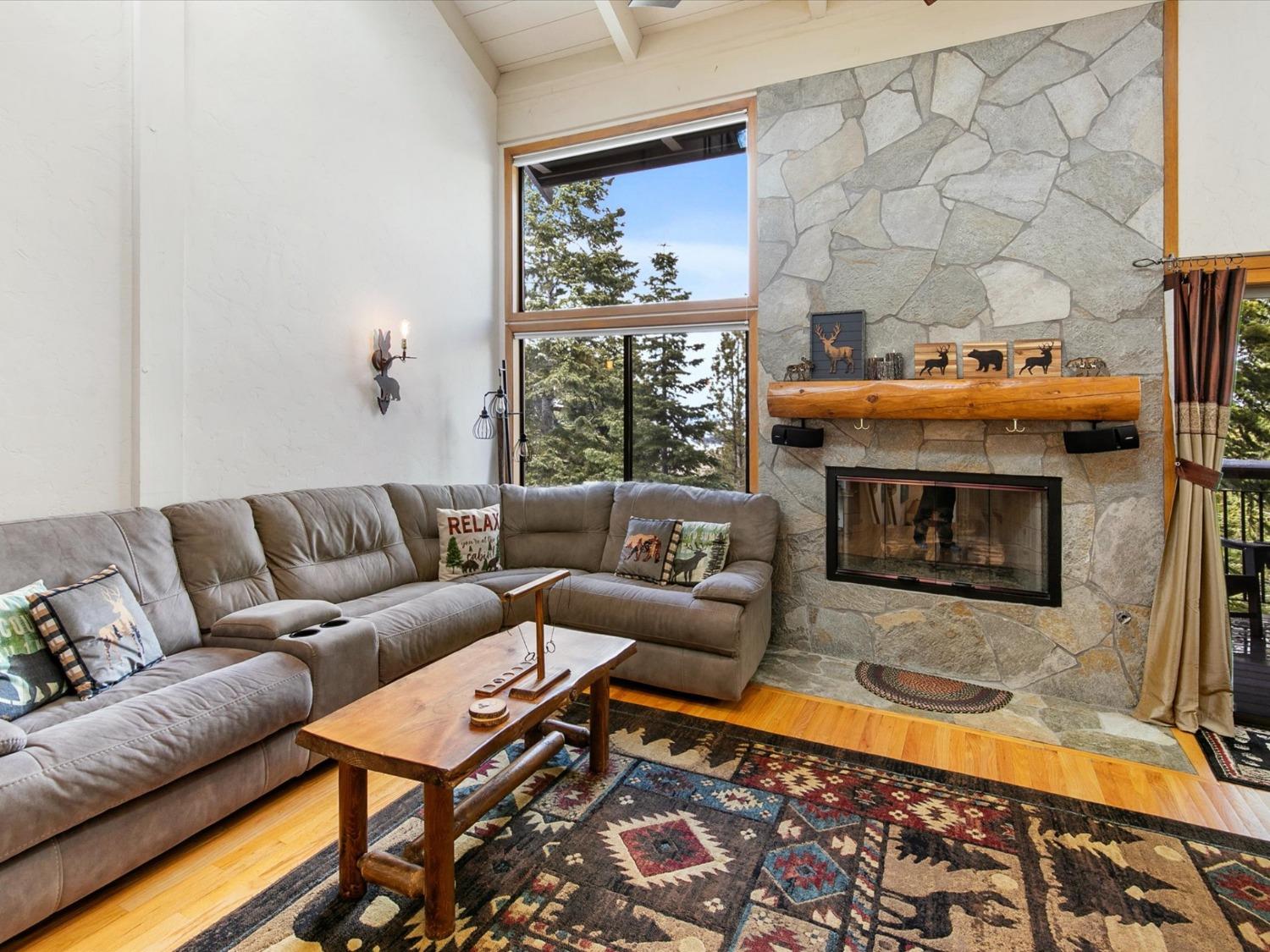 Detail Gallery Image 4 of 48 For 6138 Feather Rdgs, Truckee,  CA 96161 - 2 Beds | 2 Baths