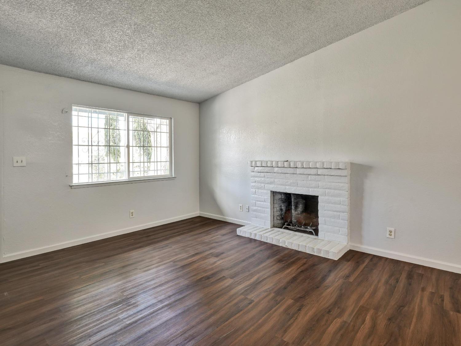 Detail Gallery Image 5 of 22 For 2030 Sandalwood Dr, Stockton,  CA 95210 - 3 Beds | 1/1 Baths
