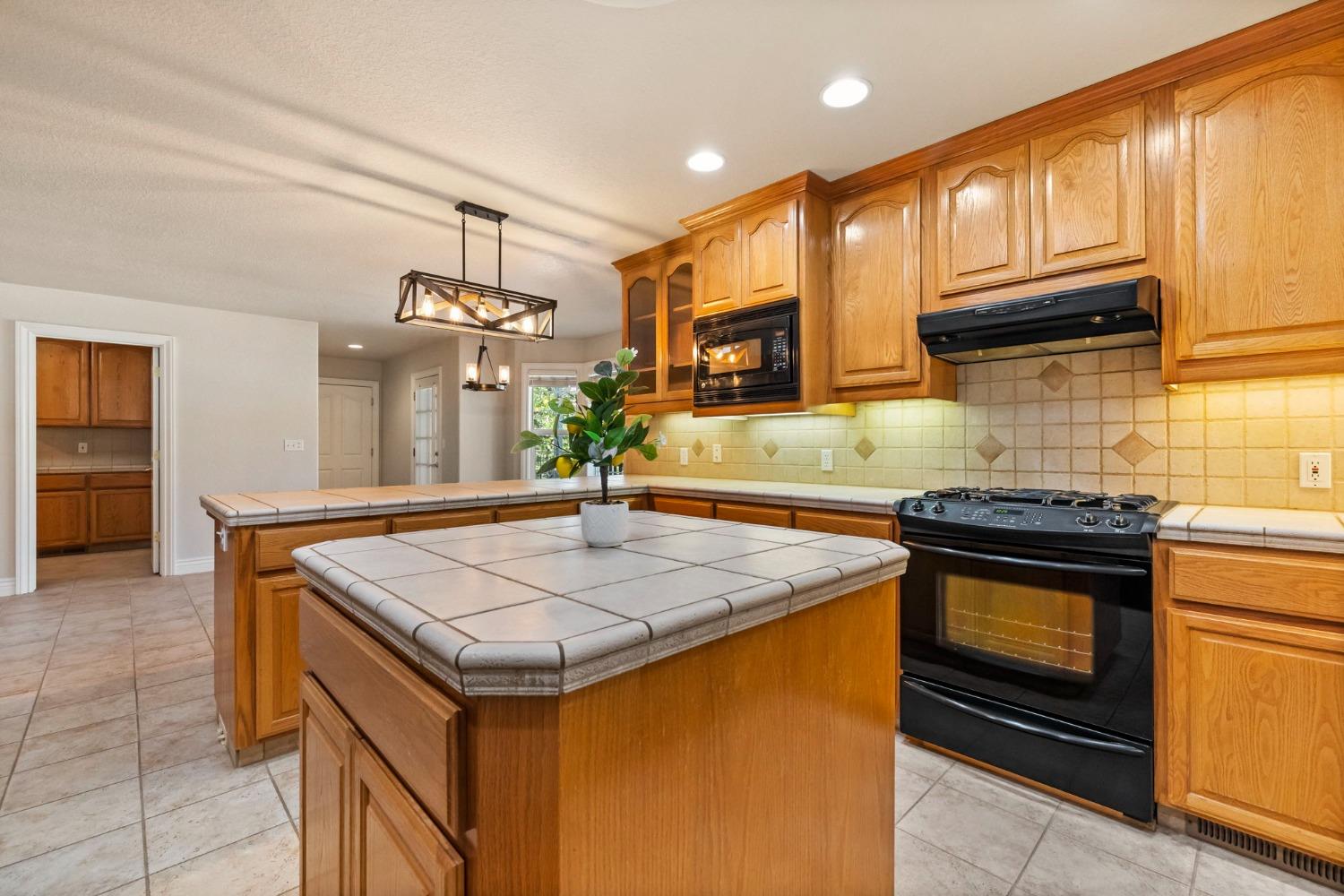 Detail Gallery Image 9 of 70 For 12456 Tannahill Dr, Groveland,  CA 95321 - 3 Beds | 2/1 Baths