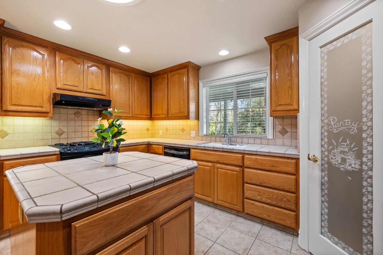 Detail Gallery Image 12 of 70 For 12456 Tannahill Dr, Groveland,  CA 95321 - 3 Beds | 2/1 Baths
