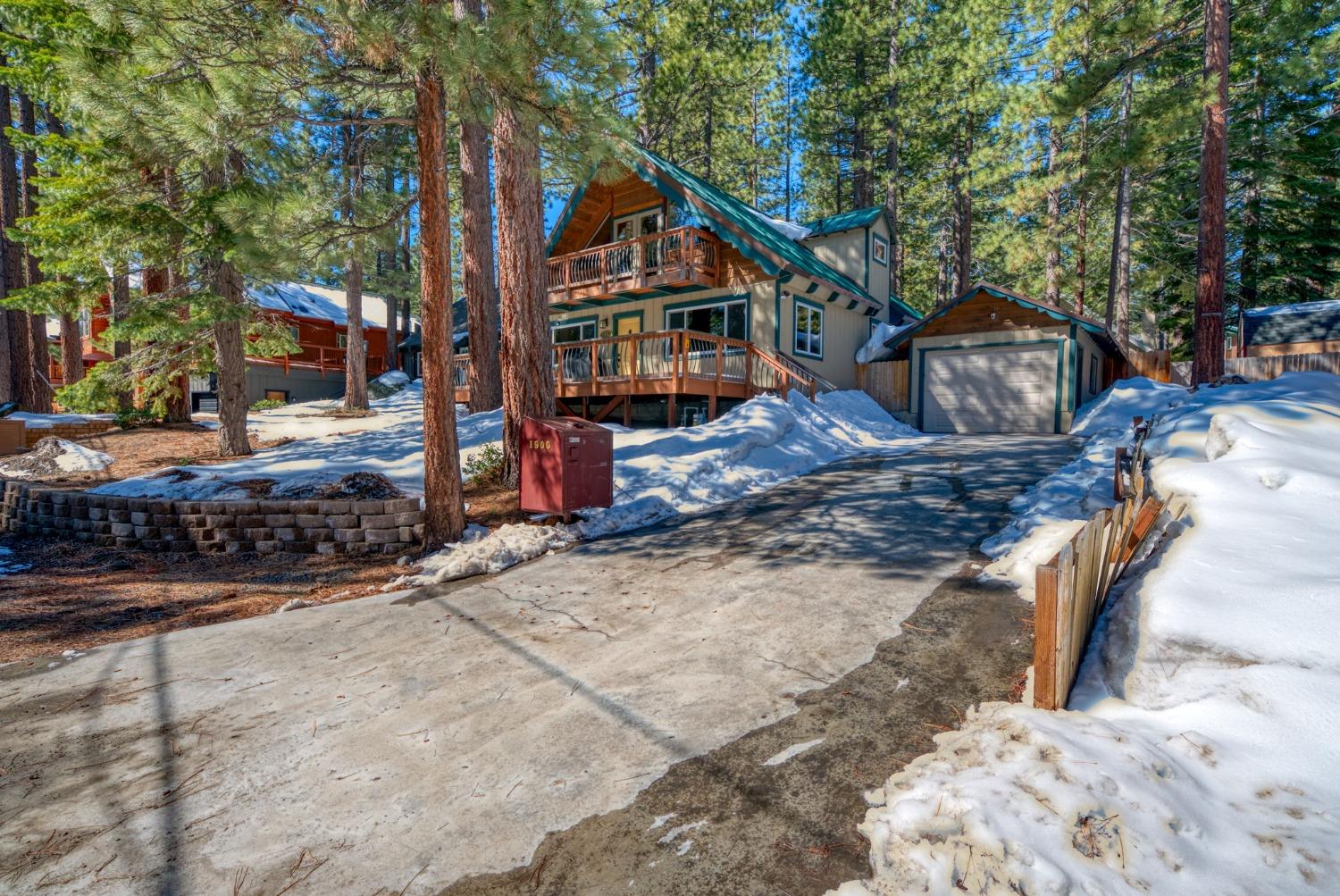 Detail Gallery Image 3 of 51 For 1900 Minniconjou Dr, South Lake Tahoe,  CA 96150 - 3 Beds | 2 Baths