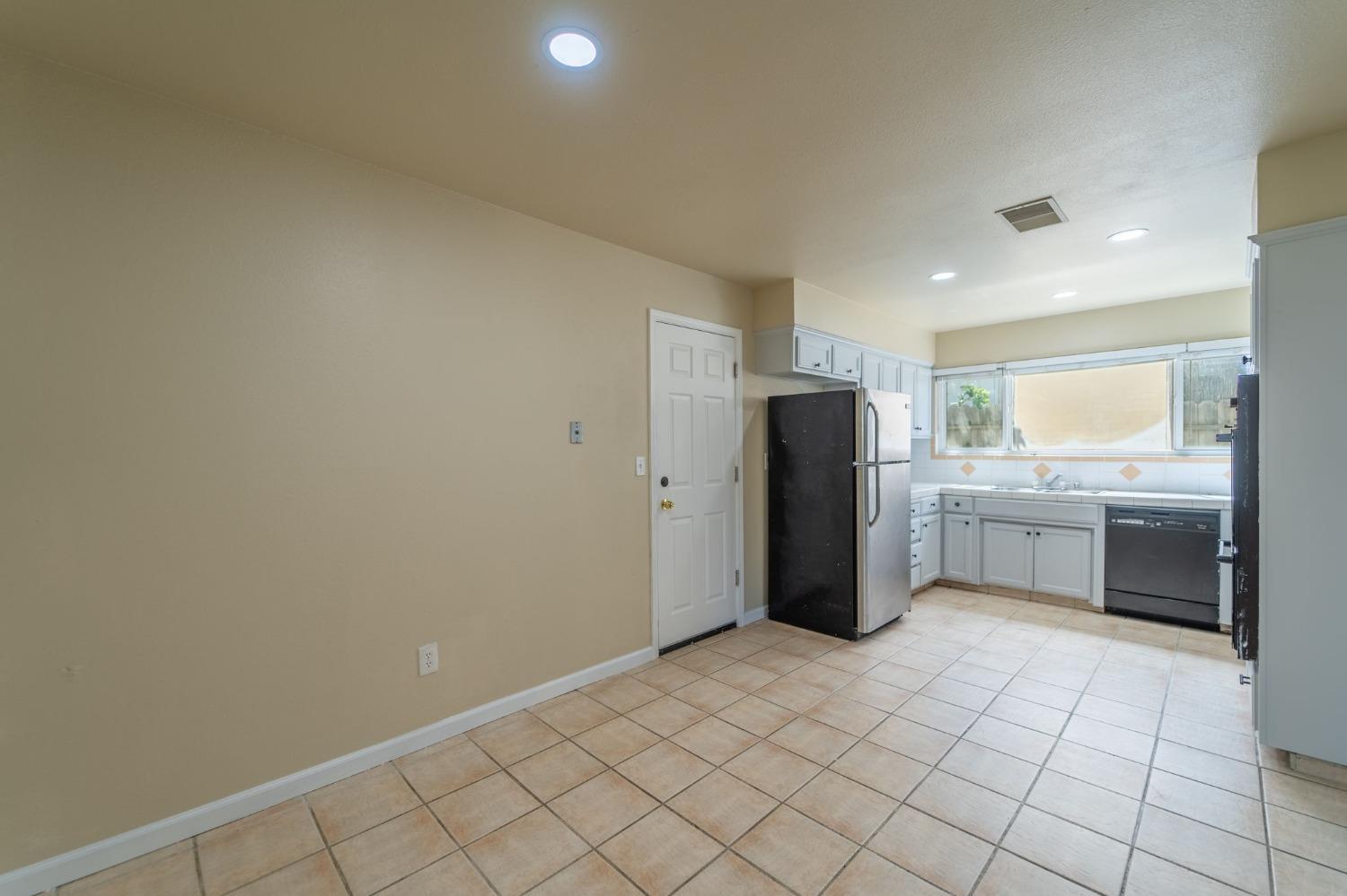 Detail Gallery Image 6 of 29 For 1405 Desert Willow Ln, Modesto,  CA 95355 - 3 Beds | 2 Baths