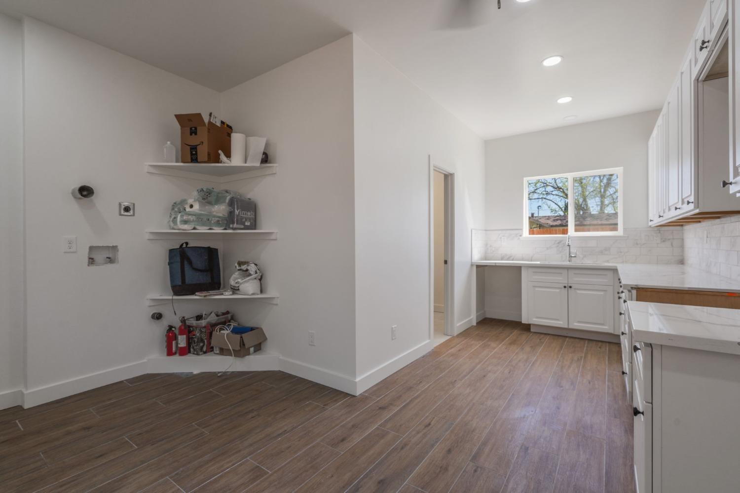 Detail Gallery Image 9 of 22 For 642 Alamos Ave, Sacramento,  CA 95815 - 4 Beds | 2 Baths