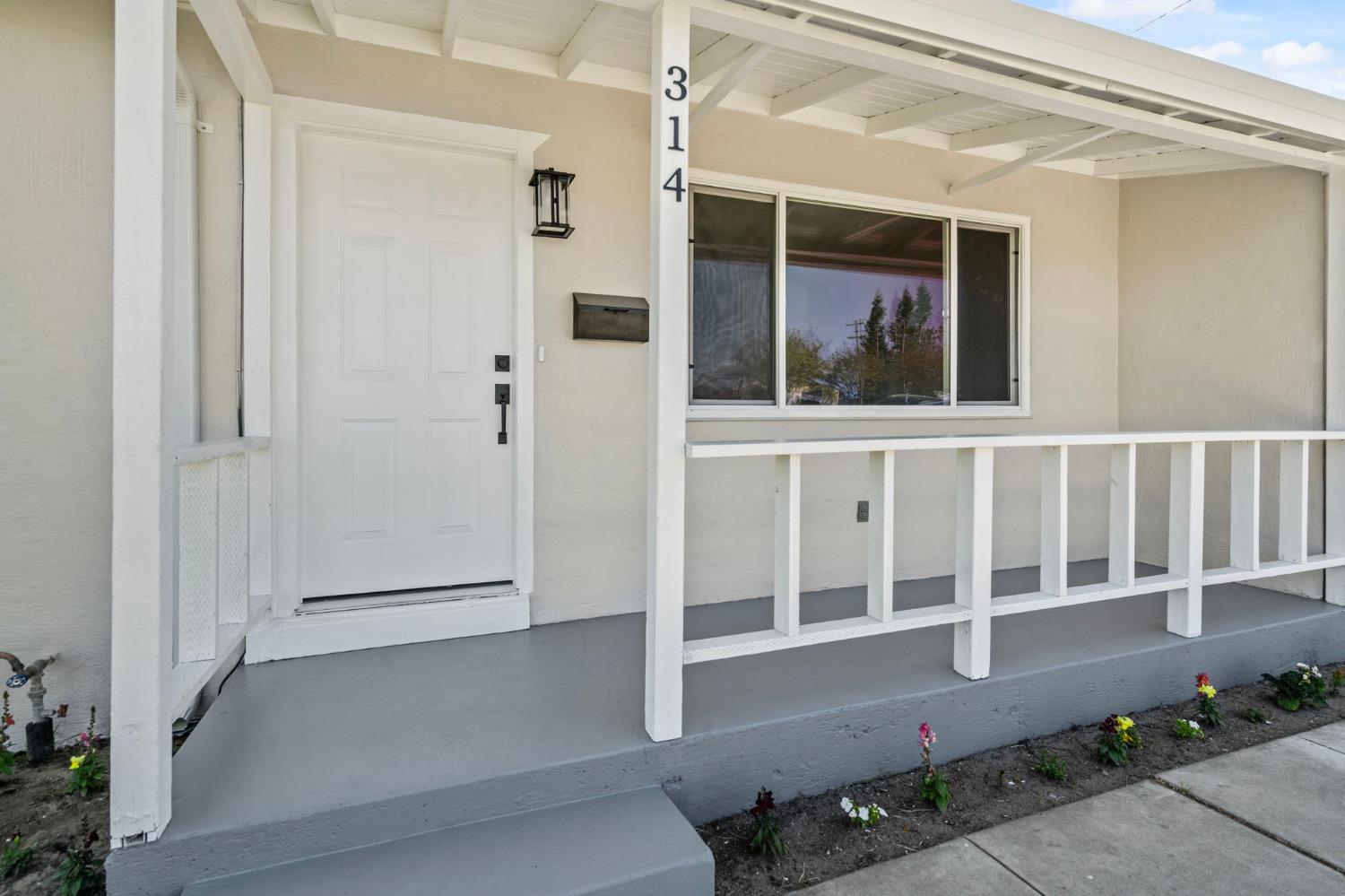 Detail Gallery Image 4 of 39 For 314 Jessie Ave, Manteca,  CA 95337 - 5 Beds | 2 Baths