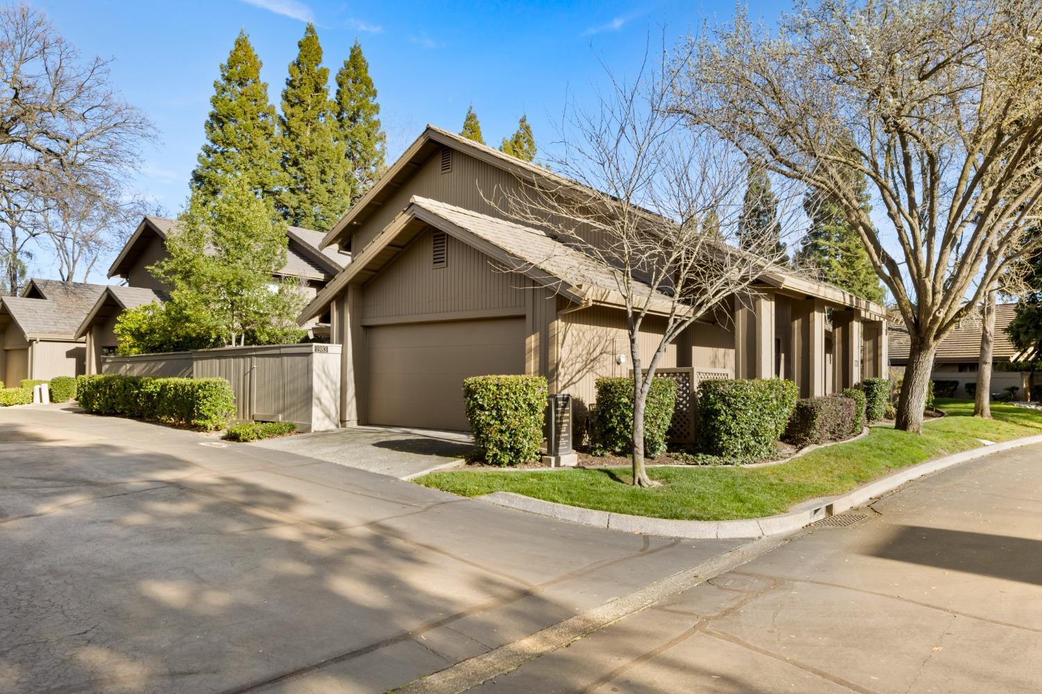 Detail Gallery Image 2 of 39 For 1983 Discovery Village Ln, Gold River,  CA 95670 - 4 Beds | 2/1 Baths