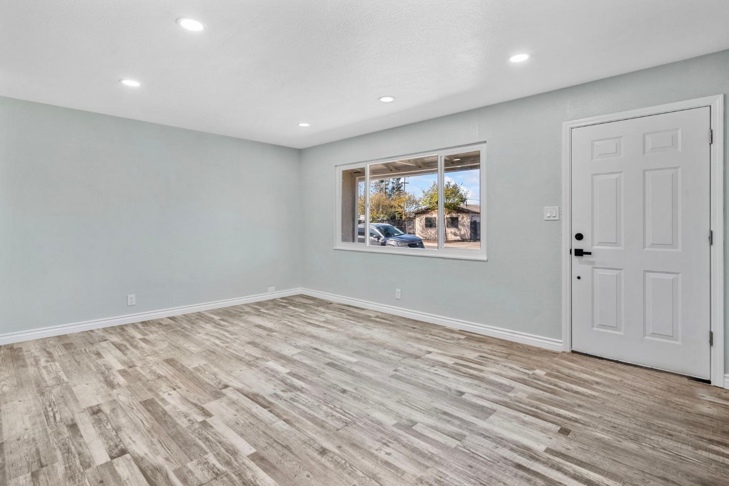 Detail Gallery Image 7 of 39 For 314 Jessie Ave, Manteca,  CA 95337 - 5 Beds | 2 Baths