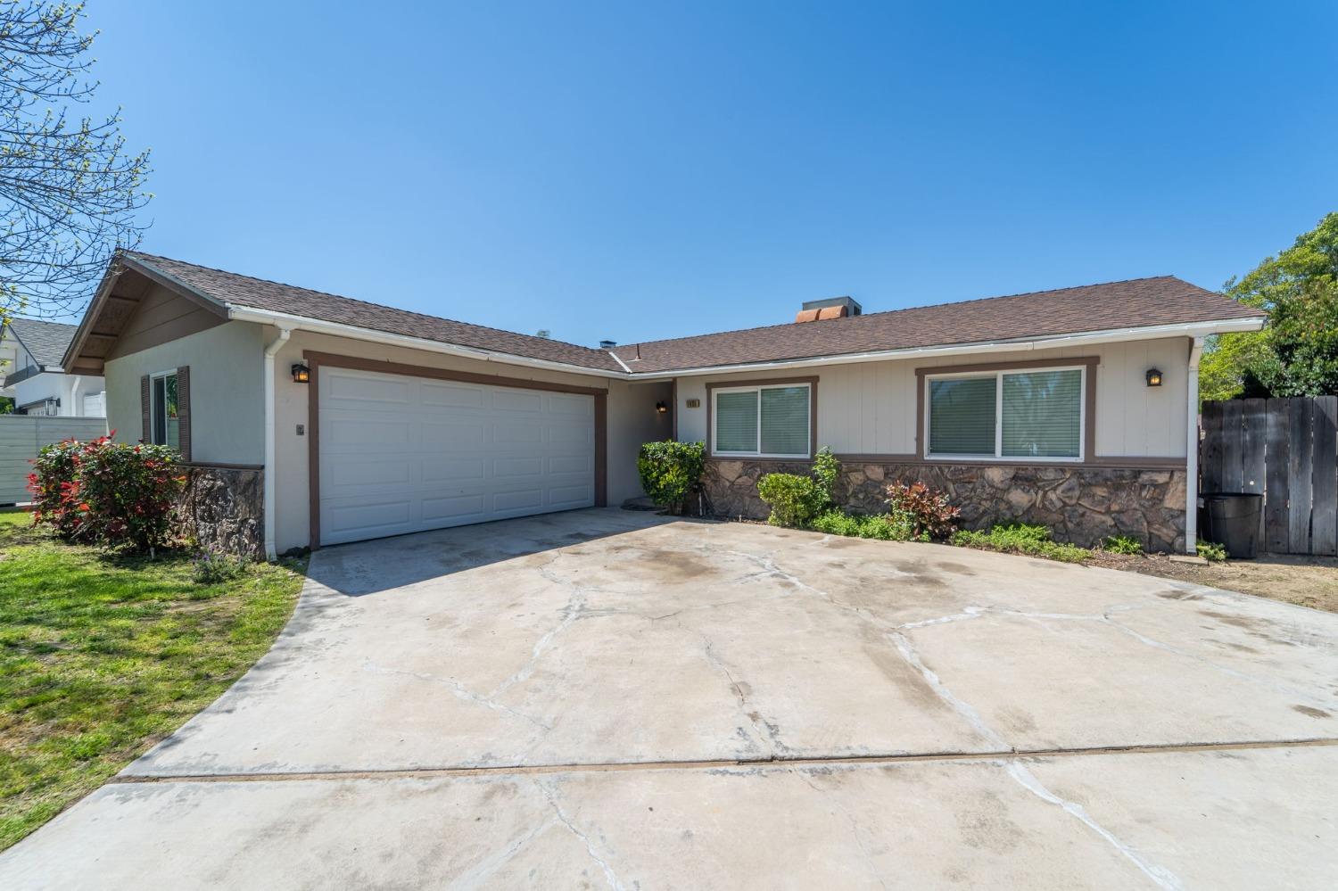 Detail Gallery Image 1 of 29 For 1405 Desert Willow Ln, Modesto,  CA 95355 - 3 Beds | 2 Baths