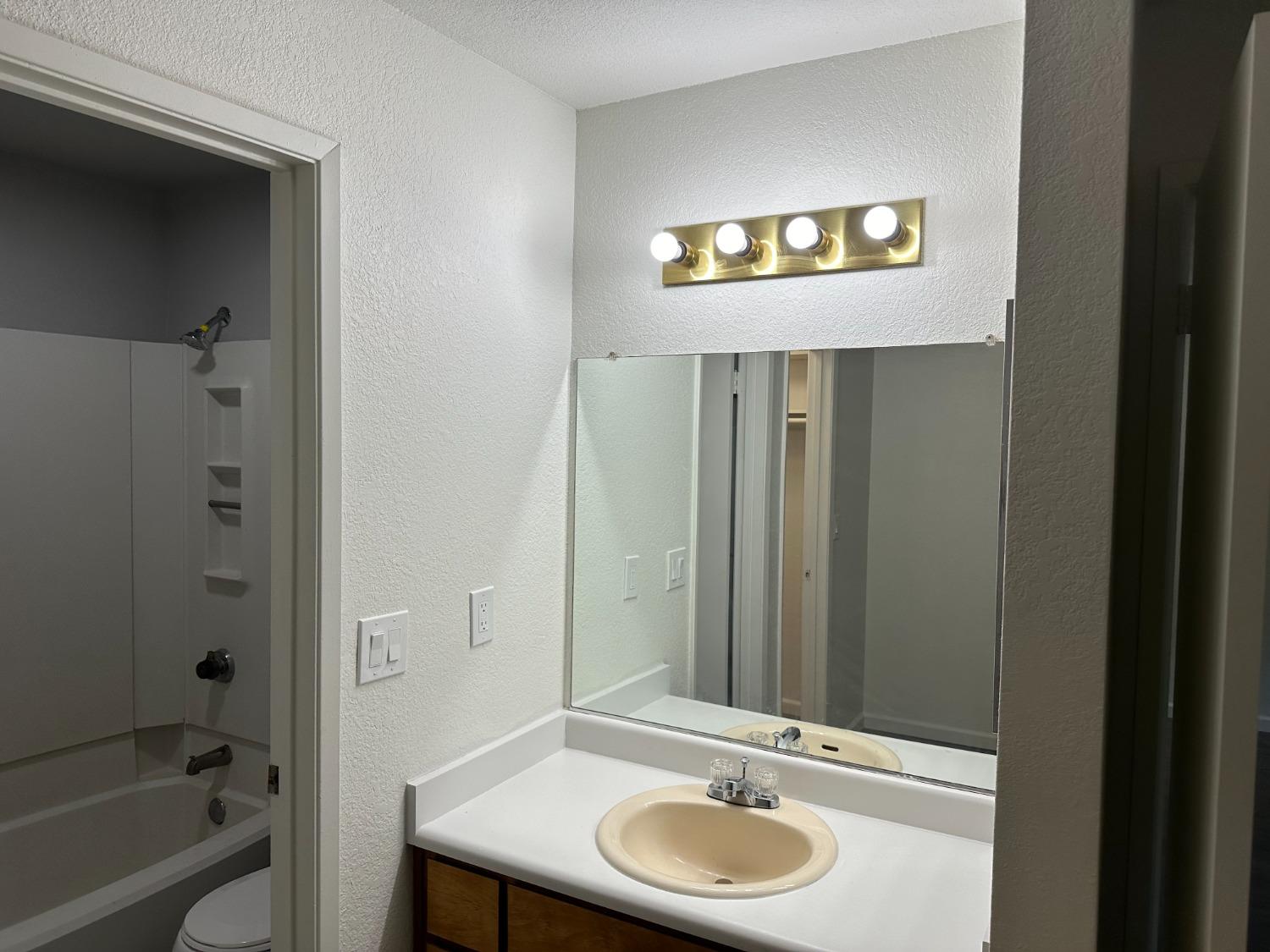 Detail Gallery Image 9 of 13 For 1673 Pyrenees Ave #79,  Stockton,  CA 95210 - 1 Beds | 1 Baths