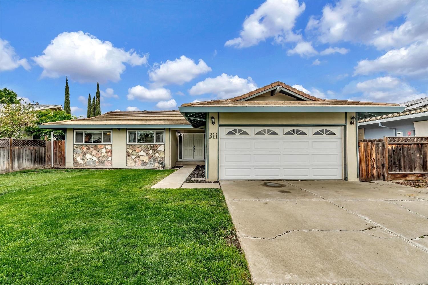 Photo of 311 Laguna Dr in Tracy, CA