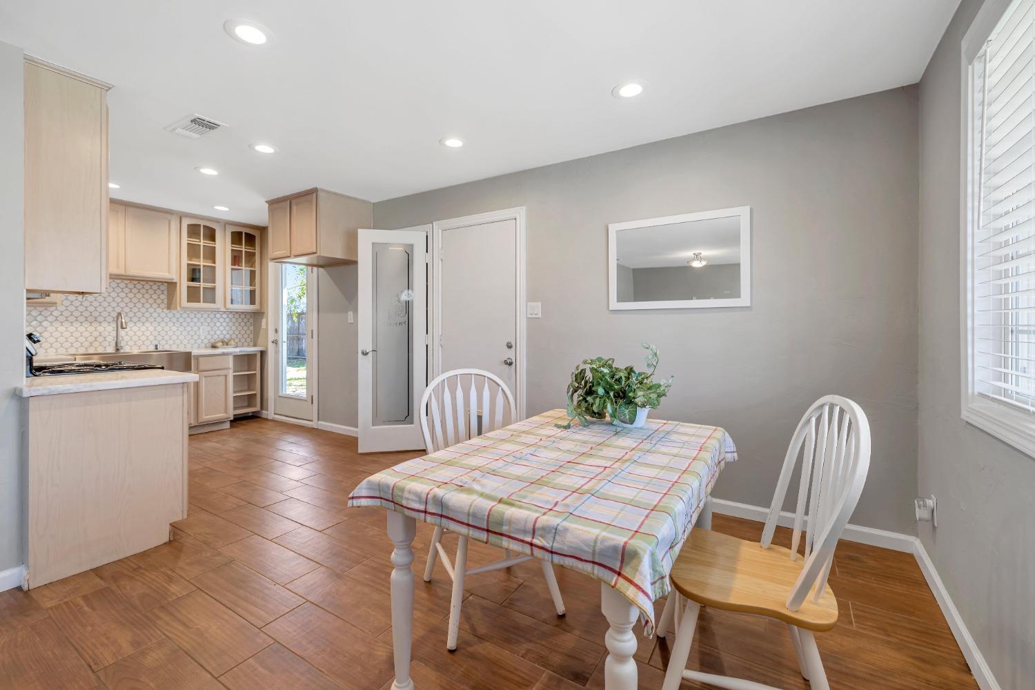 Detail Gallery Image 9 of 34 For 1323 School St, Folsom,  CA 95630 - 3 Beds | 2 Baths