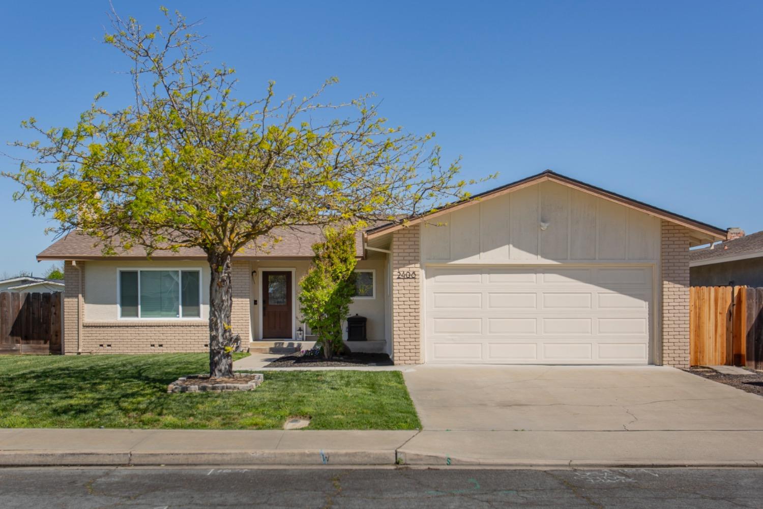 Detail Gallery Image 1 of 1 For 2408 Murray St, Turlock,  CA 95382 - 3 Beds | 2 Baths