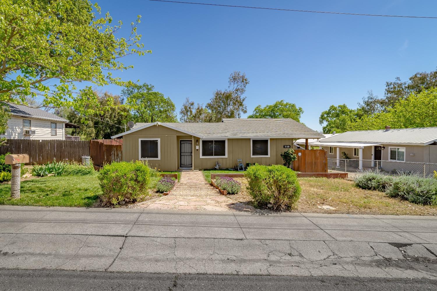 Detail Gallery Image 3 of 56 For 210 6th St, Wheatland,  CA 95692 - 3 Beds | 2 Baths