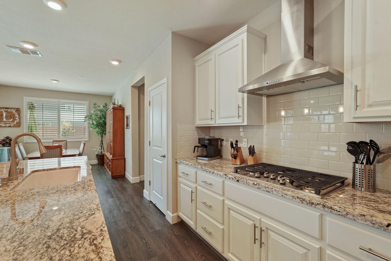 Detail Gallery Image 13 of 57 For 2304 Bellows Way, Lodi,  CA 95242 - 5 Beds | 3/1 Baths