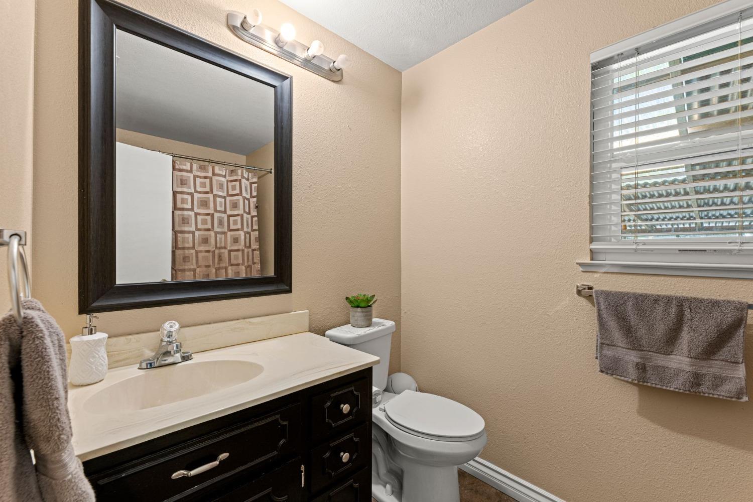 Detail Gallery Image 18 of 36 For 1015 W Harney Ln, Lodi,  CA 95240 - 3 Beds | 2 Baths