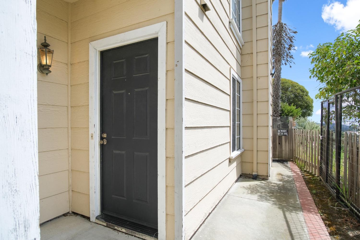 Detail Gallery Image 4 of 41 For 18904 Sydney Cir, Castro Valley,  CA 94546 - 3 Beds | 2/1 Baths