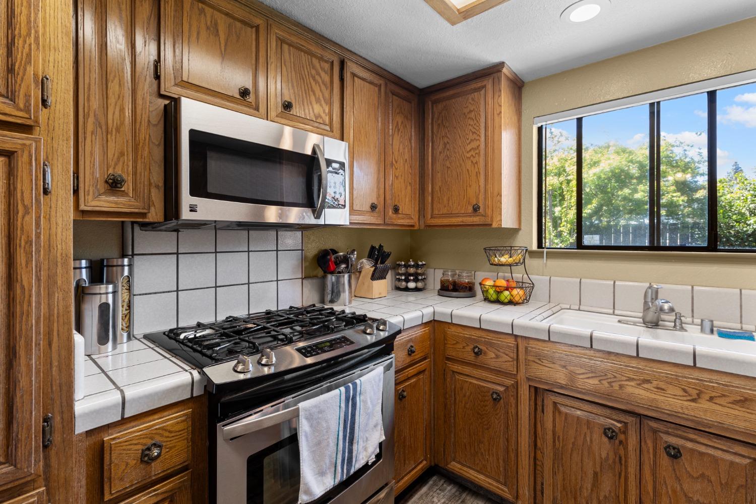 Detail Gallery Image 6 of 27 For 4013 Hennings Dr, Modesto,  CA 95356 - 3 Beds | 2 Baths