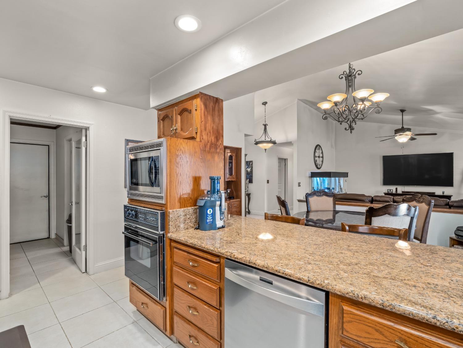 Detail Gallery Image 14 of 27 For 1010 S Clovis Ave #108,  Fresno,  CA 93727 - 3 Beds | 2 Baths