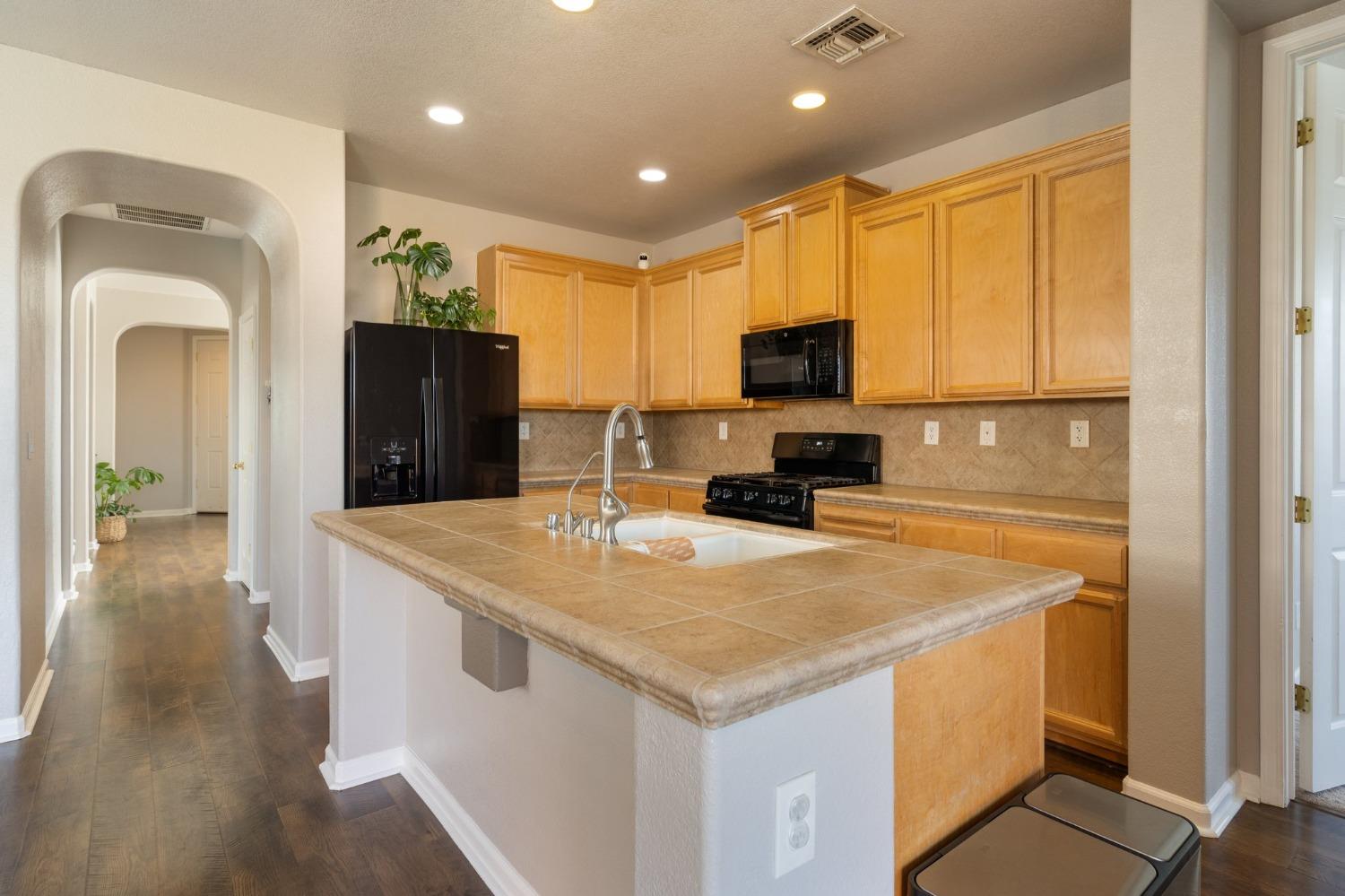 Detail Gallery Image 5 of 25 For 2189 August Way, Olivehurst,  CA 95961 - 3 Beds | 2 Baths