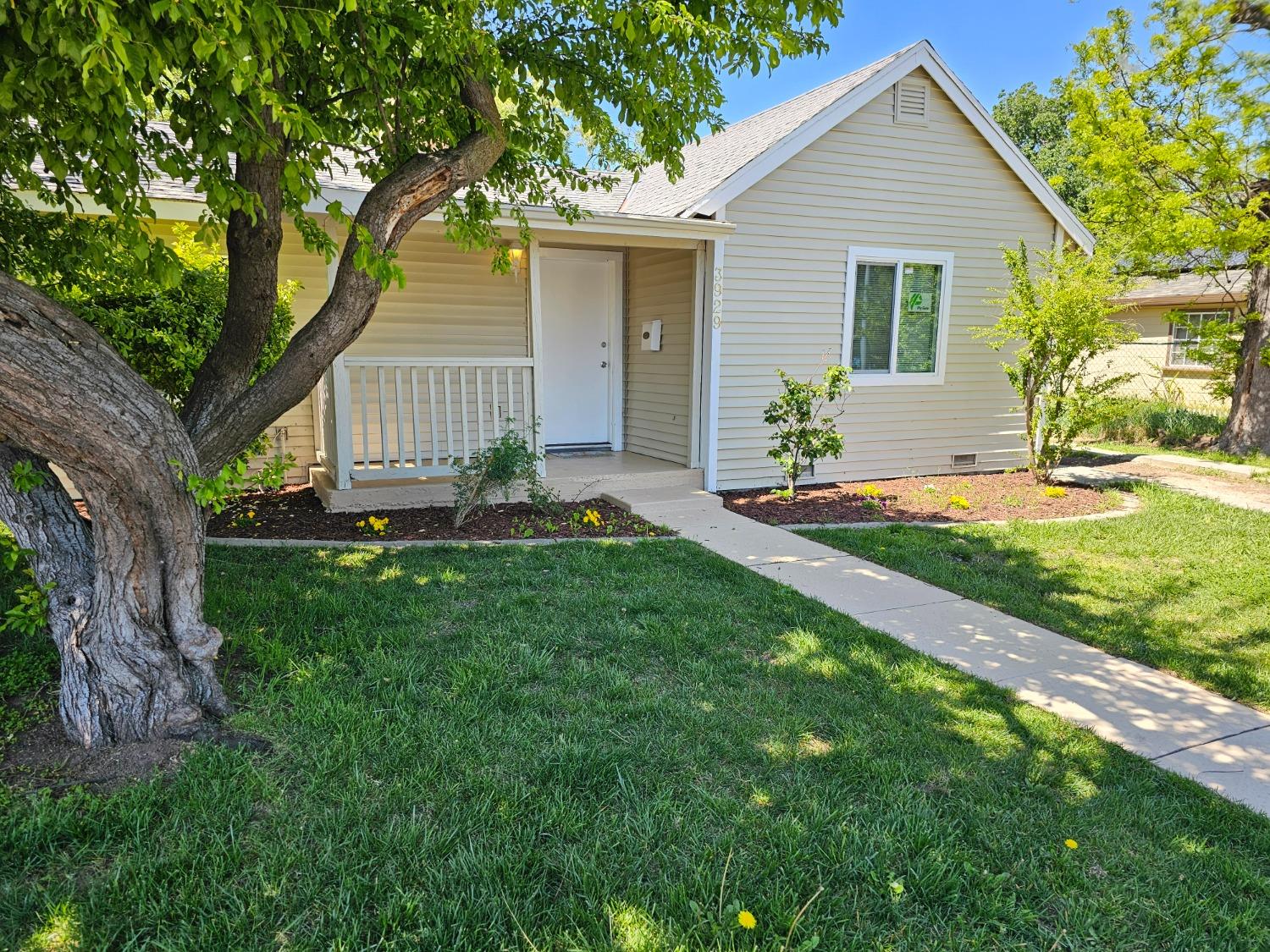 Detail Gallery Image 2 of 40 For 3929 Clay St, Sacramento,  CA 95838 - 3 Beds | 2 Baths