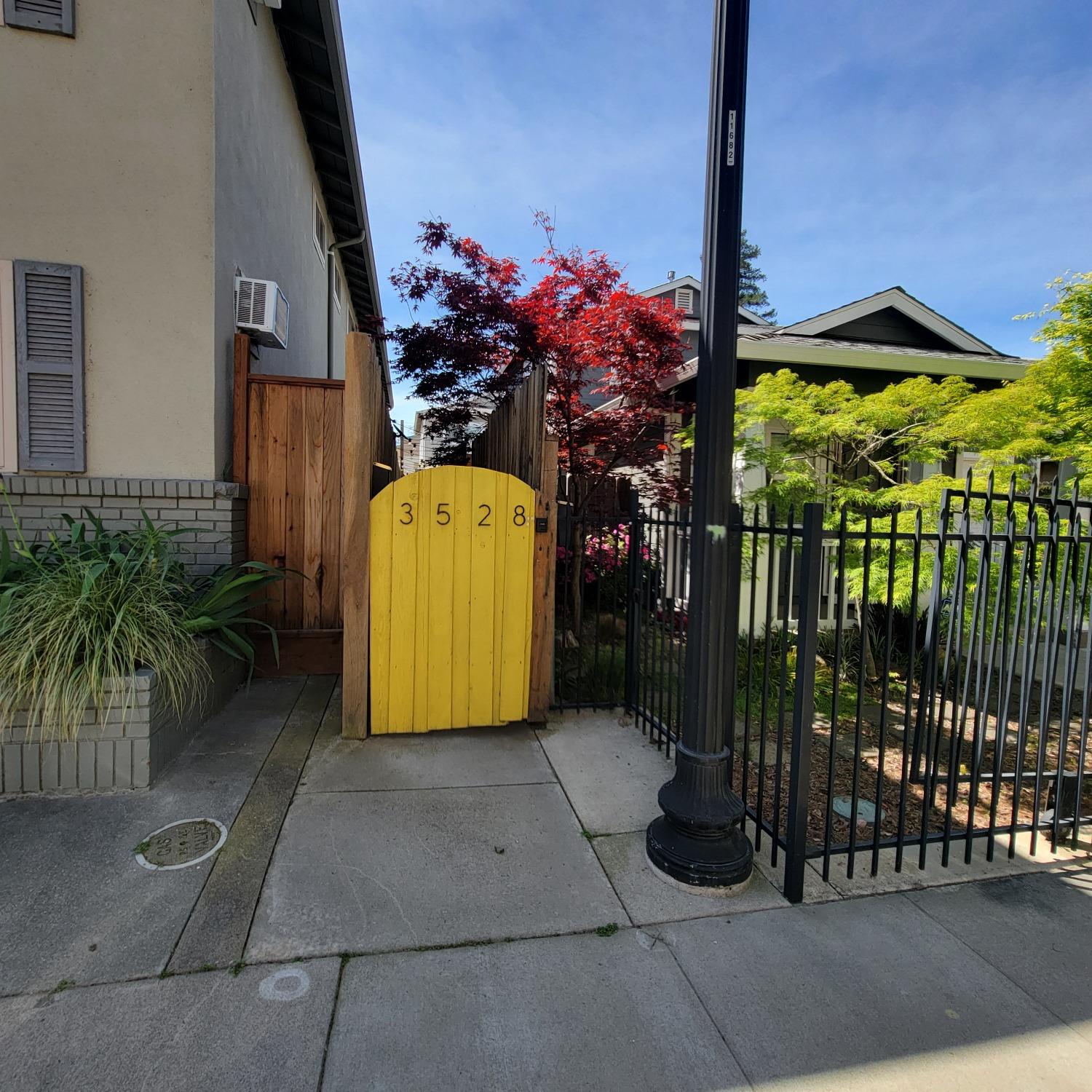 Detail Gallery Image 2 of 36 For 3528 Y St, Sacramento,  CA 95817 - 3 Beds | 2 Baths