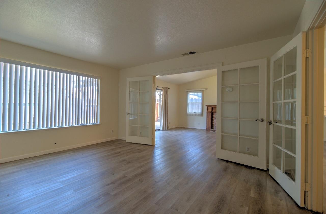 Detail Gallery Image 5 of 35 For 1015 Sunnyoak Way, Stockton,  CA 95209 - 3 Beds | 2 Baths