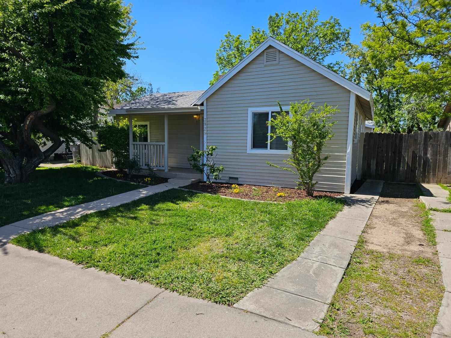 Detail Gallery Image 3 of 40 For 3929 Clay St, Sacramento,  CA 95838 - 3 Beds | 2 Baths