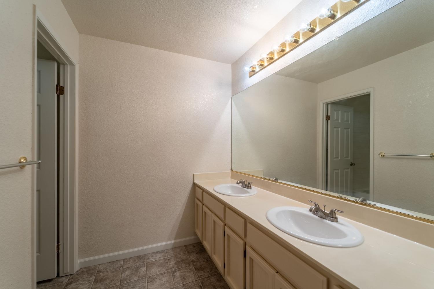 Detail Gallery Image 14 of 36 For 2001 Berryessa Dr, Modesto,  CA 95358 - 3 Beds | 2 Baths