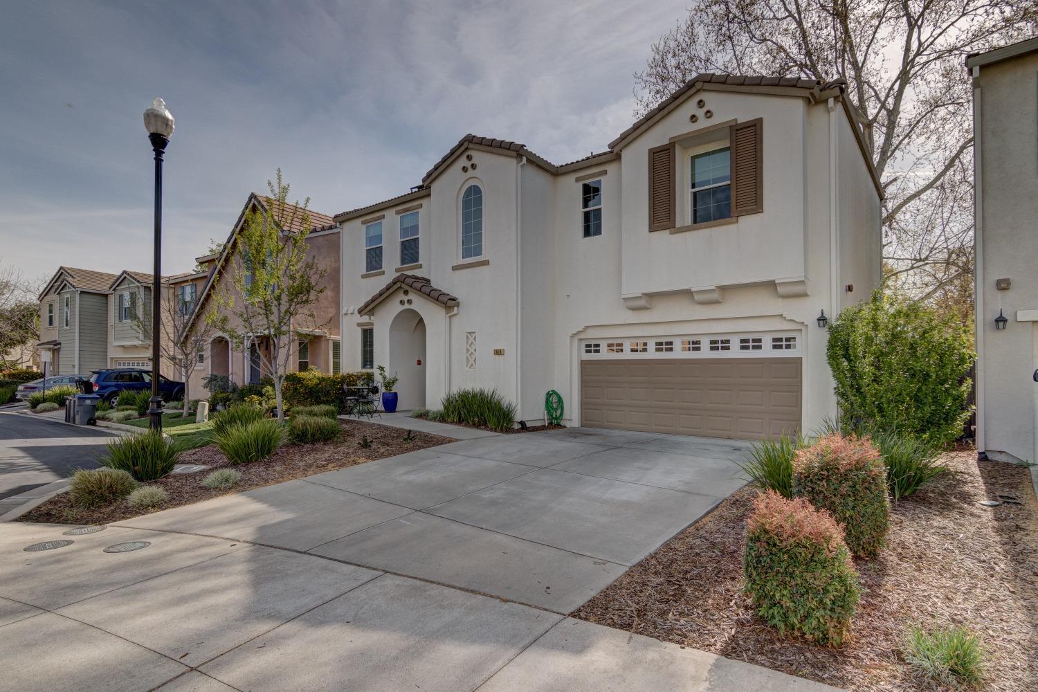Detail Gallery Image 2 of 29 For 3616 Santo Ter, Davis,  CA 95618 - 3 Beds | 2/1 Baths