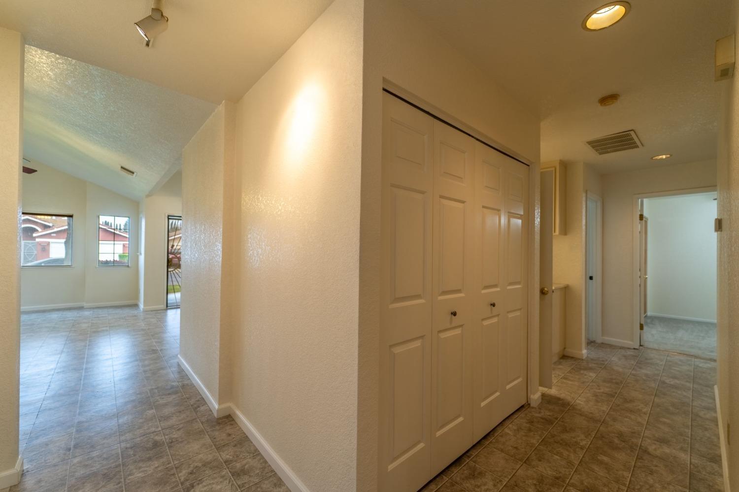 Detail Gallery Image 13 of 36 For 2001 Berryessa Dr, Modesto,  CA 95358 - 3 Beds | 2 Baths