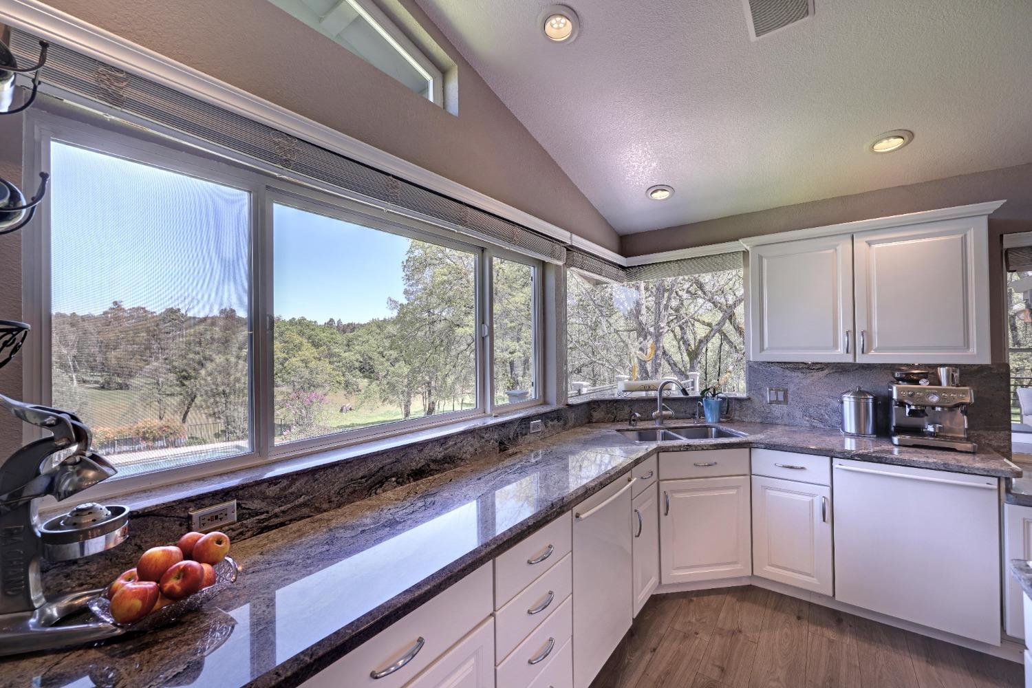 Detail Gallery Image 15 of 89 For 13875 Moss Rock Dr, Auburn,  CA 95602 - 5 Beds | 4/1 Baths
