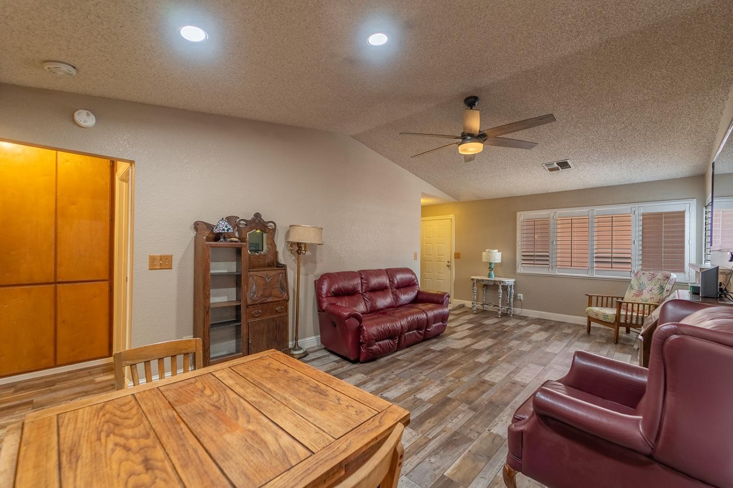 Detail Gallery Image 7 of 29 For 1200 Lakewood Ave #4,  Modesto,  CA 95355 - 2 Beds | 2 Baths