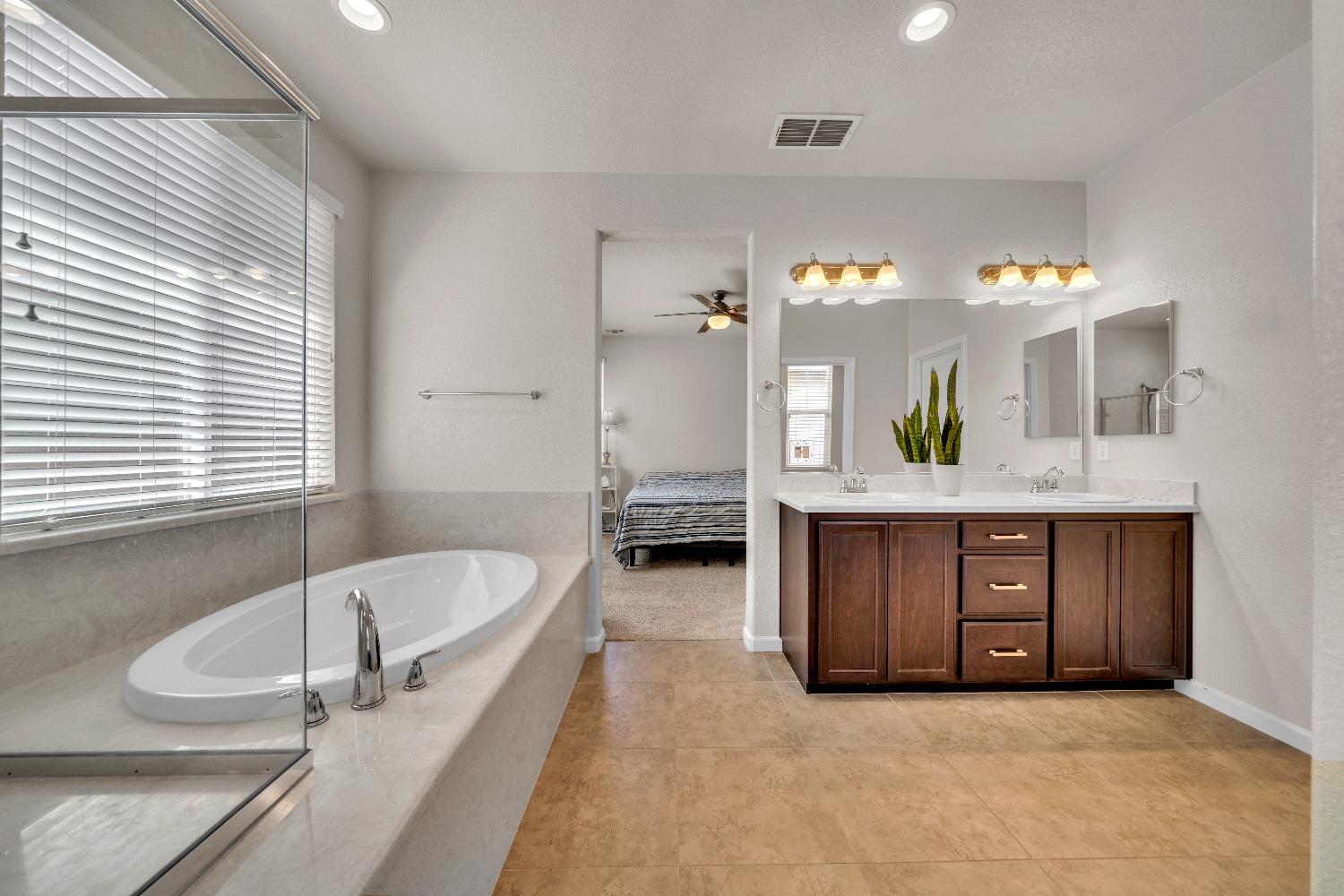 Detail Gallery Image 24 of 38 For 3825 Lookout Dr, Modesto,  CA 95355 - 3 Beds | 2/1 Baths