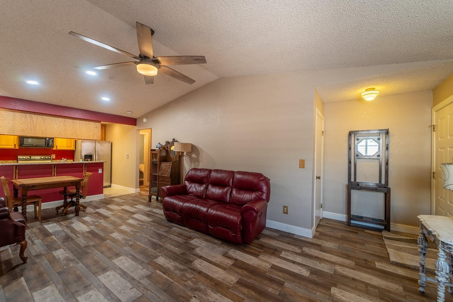 Detail Gallery Image 6 of 29 For 1200 Lakewood Ave #4,  Modesto,  CA 95355 - 2 Beds | 2 Baths